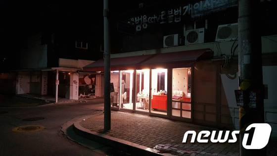 본문 이미지 - 일부 영업 중인 업소 모습. 청량리588은 이르면 오는 5월 역사 속으로 사라진다./뉴스1 ⓒ News1