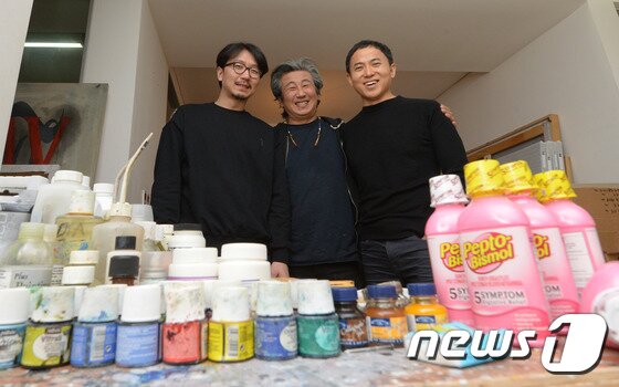 본문 이미지 - 2017 베니스비엔날레 한국관 작가 이완, 코디최와 이대형 한국관 예술감독(왼쪽부터)이 6일 서울 성북구 코디최 자택에서 뉴스1과 인터뷰 하고 있다. 2017.1.6/뉴스1 ⓒ News1 황기선 기자