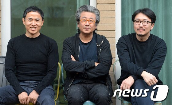 본문 이미지 - 이대형 2017 베니스비엔날레 한국관 예술감독과 코디최, 이완 한국관 작가(왼쪽부터)가 6일 서울 성북구 코디최 자택에서 뉴스1과 인터뷰 하고 있다. 2017.1.6/뉴스1 ⓒ News1 황기선 기자