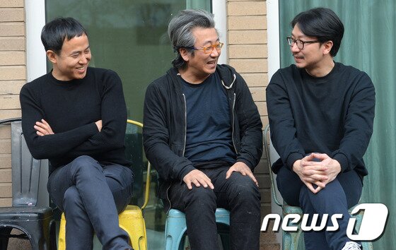 본문 이미지 - 이대형 2017 베니스비엔날레 한국관 예술감독과 코디최, 이완 한국관 작가(왼쪽부터)가 6일 서울 성북구 코디최 자택에서 뉴스1과 인터뷰 하고 있다. 2017.1.6/뉴스1 ⓒ News1 황기선 기자