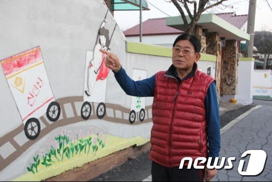 본문 이미지 - 청자마을 안태균 노인회장이 '마을과 함께 한 담배' 담장 앞에서 마을의 유래를 설명하고 있다. 2017.1.7./뉴스1 박종명 기자 ⓒ News1