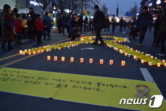 본문 이미지 - 7일 광주 동구 금남로 일대에서 세월호 3년상을 치르는 광주시민상주모임이 촛불집회에 앞서 세월호 1000일을 기억하자는 퍼포먼스를 진행하고 있다.  2017.1.7/뉴스1 ⓒ News1 전원 기자