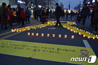 7일 광주 동구 금남로 일대에서 세월호 3년상을 치르는 광주시민상주모임이 촛불집회에 앞서 세월호 1000일을 기억하자는 퍼포먼스를 진행하고 있다.  2017.1.7/뉴스1 ⓒ News1 전원 기자