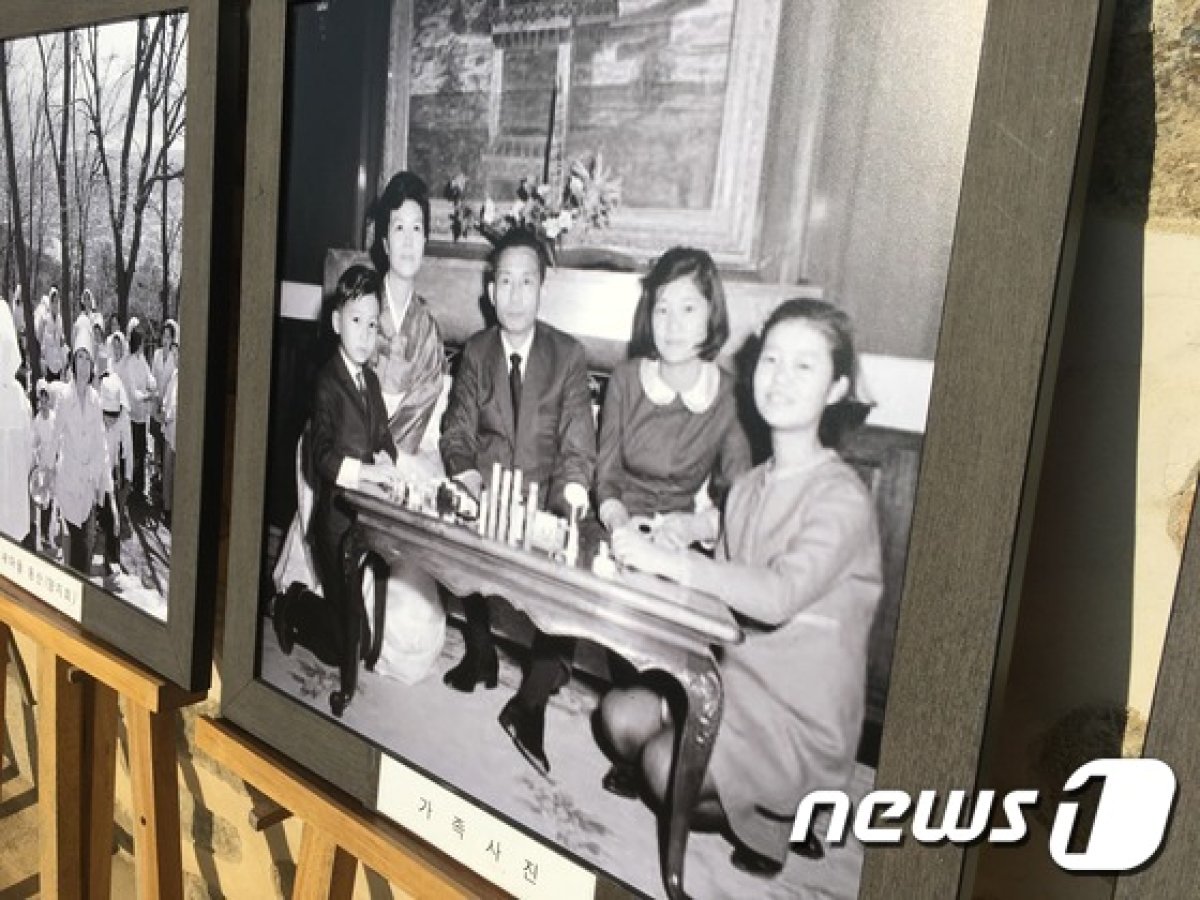육영수 생가 마당에 전시된 박근혜 대통령의 가족사진.  2017.1.7/뉴스1 © News1 김용언 기자