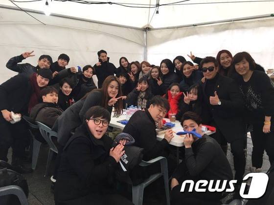 본문 이미지 - 지난 '송박영신' 촛불집회 공연 대기 중인 시함뮤 출연진 . 김가람 조연출(정중앙)ⓒ News1