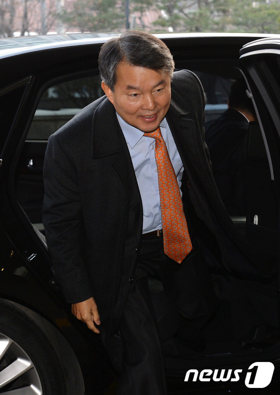 차에서 내리는 이진성 헌법재판관
