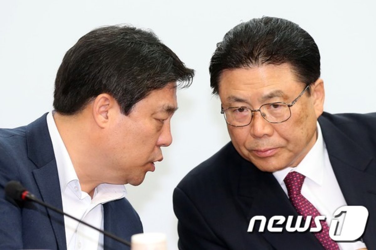 박맹우 새누리당 사무총장(오른쪽)과 김선동 의원이 대화를 나누고 있다. 2017.1.9/뉴스1 © News1 손형주 기자