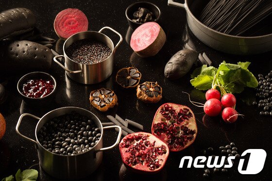 본문 이미지 - 블랙·레드 푸드를 활용한 잇 유어 컬러 프로모션.(이미지제공=코트야드 메리어트 서울 타임스퀘어)ⓒ News1