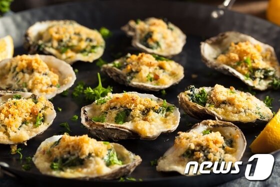 본문 이미지 - 제철을 맞은 굴을 이용한 다양한 메뉴를 선보이는 오이스터 프로모션.(이미지제공=코트야드 메리어트 서울 남대문)ⓒ News1
