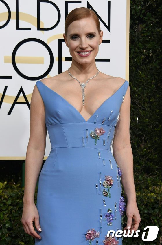 (비벌리 힐스 AFP=뉴스1) 우동명 기자 = 배우 제시카 차스테인이  8일 (현지시간) 캘리포니아 주 비벌리 힐스에서 열린 74회 골든 글로브 시상식에 참석하고 있다.ⓒ AFP= …