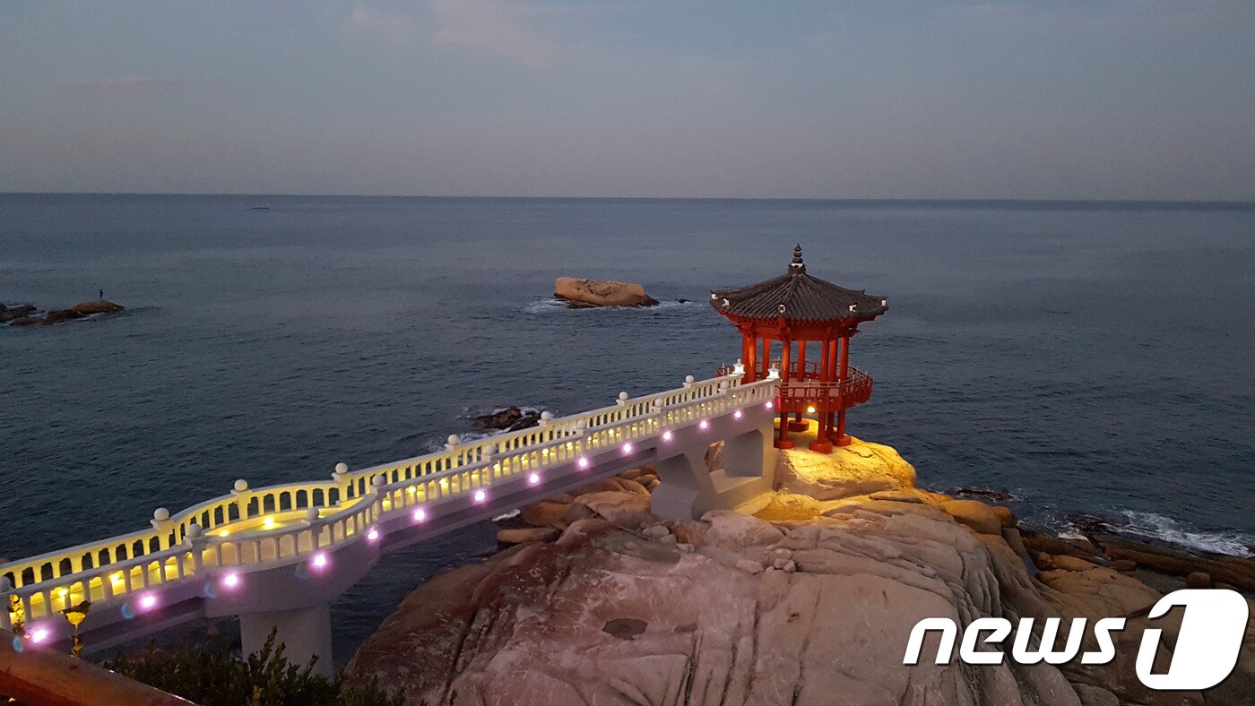 본문 이미지 - 속초시 영금정 야경 ⓒ News1 