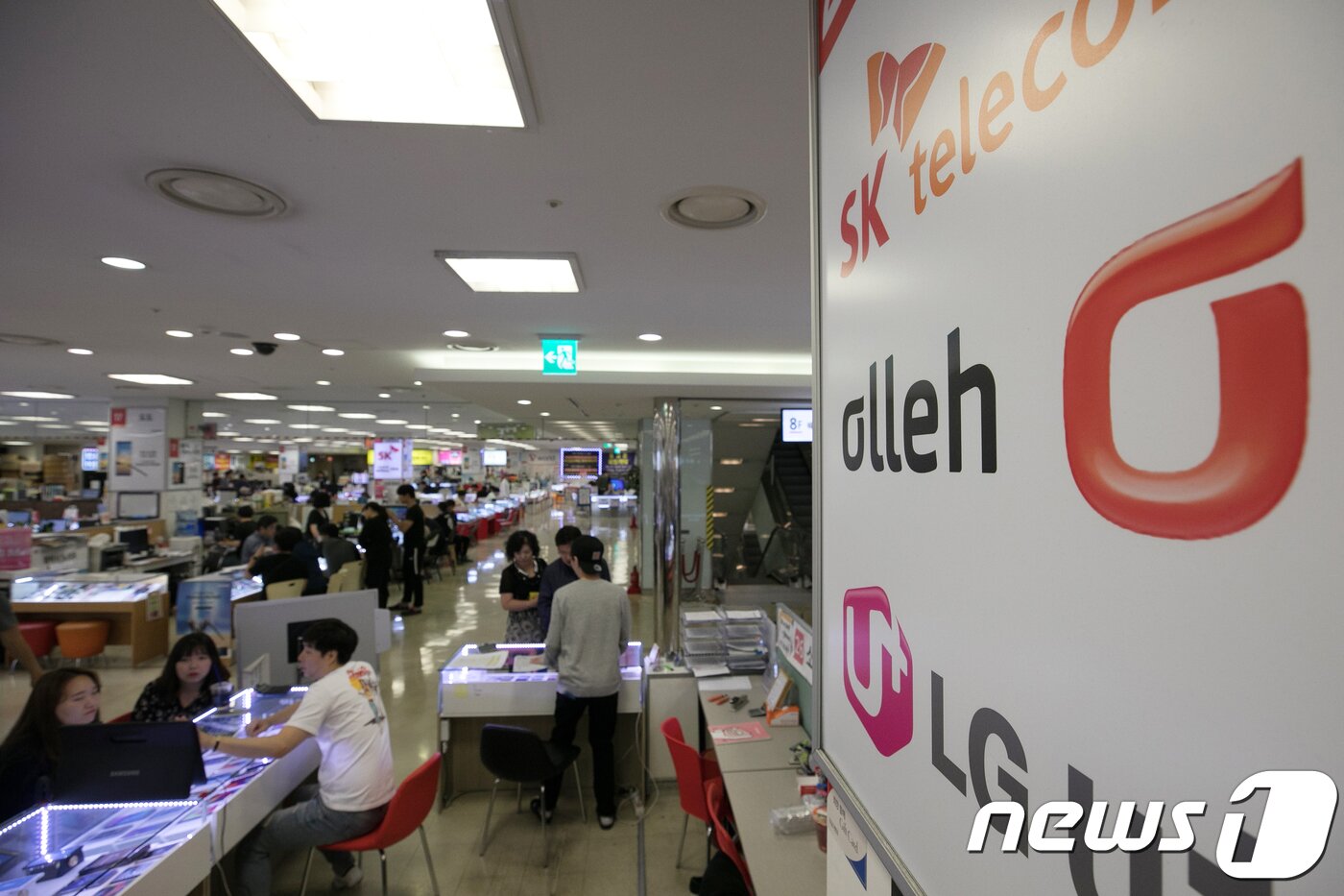 본문 이미지 - 서울 구로구 신도림 테크노마트 휴대폰 매장을 찾은 시민들이 상담을 받고 있다. 2017.10.1/뉴스1 ⓒ News1 이승배 기자