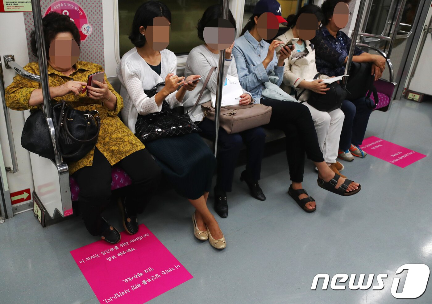 본문 이미지 - 서울 지하철 7호선에서 한 시민이 임산부석에 앉아 있다. /뉴스1 ⓒ News1 임준현 인턴기자