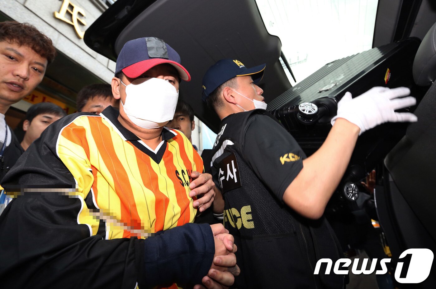 본문 이미지 - 여중생 살해·시신 유기 혐의를 받고 있는 '어금니 아빠' 이모(35)씨가 11일 이씨 부녀가 거주했던 서울 중랑구 망우동 자택에서 열린 현장 검증에서 시신을 담은 가방을 옮겨 차에 싣는 장면을 재연하고 있다.  2017.10.11/뉴스1 ⓒ News1 오대일 기자