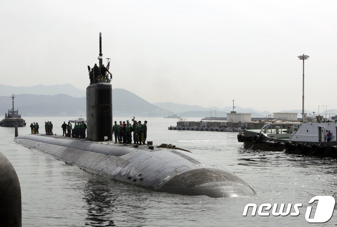 본문 이미지 - 미 해군의 로스엔젤레스급 공격형 핵잠수함 '투산(Tucson)함'이 지난 7일 경남 진해 해군기지에 입항한 것이 뒤늦게 알려졌다. 미 태평양사령부는 투산을 인도-아시아-태평양 지역에 배치하는 임무의 일부"라며 이 같은 사실을 공식 홈페이지를 통해 11일 밝혔다. 사진은 2016년 4월 6일 진해항에 입항하는 '투산'함. (미 태평양사령부)2017.10.11/뉴스1