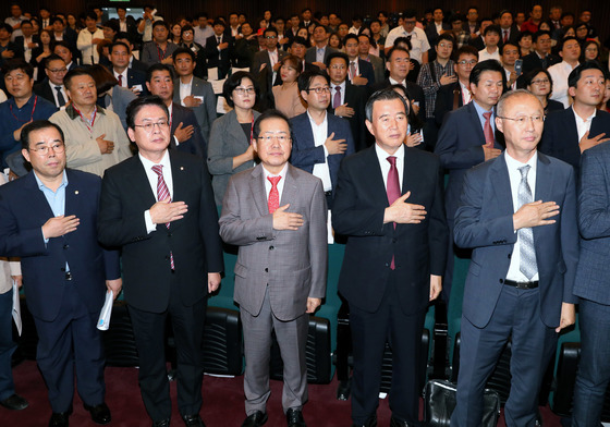 홍준표 "'의원 아닌데 왜 의총에' 원외 당대표 때 나도 들어…뵈는 게 없나"