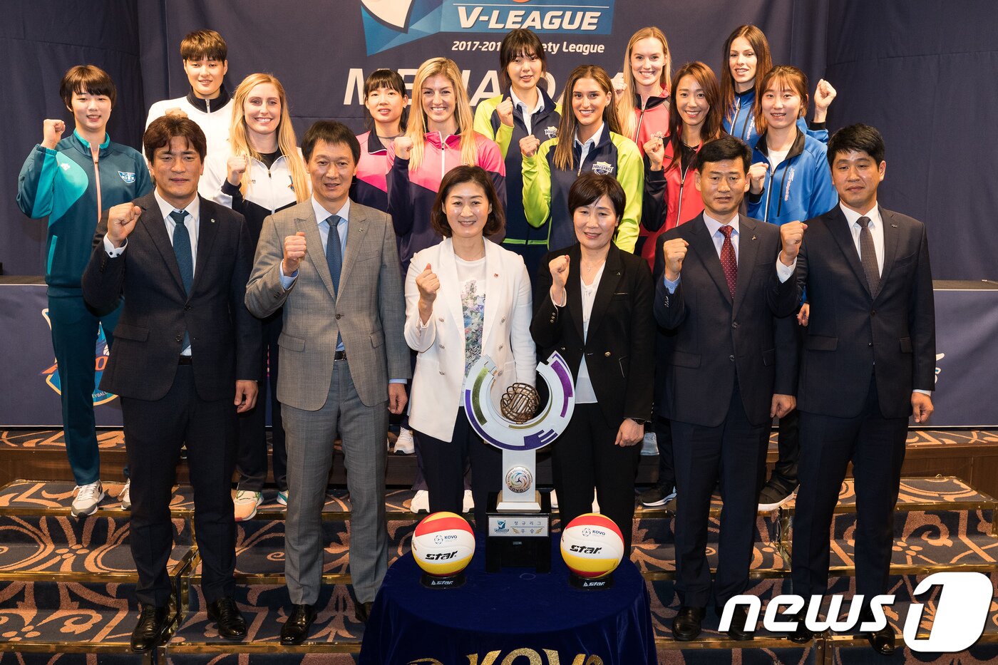 본문 이미지 - 11일 오후 서울 강남구 리베라호텔에서 열린 2017-2018 프로배구 여자부 미디어데이에서 각 팀 감독들과 선수들이 우승컵과 함께 포즈를 취하고 있다. 앞줄 왼쪽부터 GS칼텍스 차상현, IBK기업은행 이정철, 흥국생명 박미희, 현대건설 이도희, KGC인삼공사 서남원, 한국도로공사 김종민 감독. 2017.10.11/뉴스1 ⓒ News1 유승관 기자