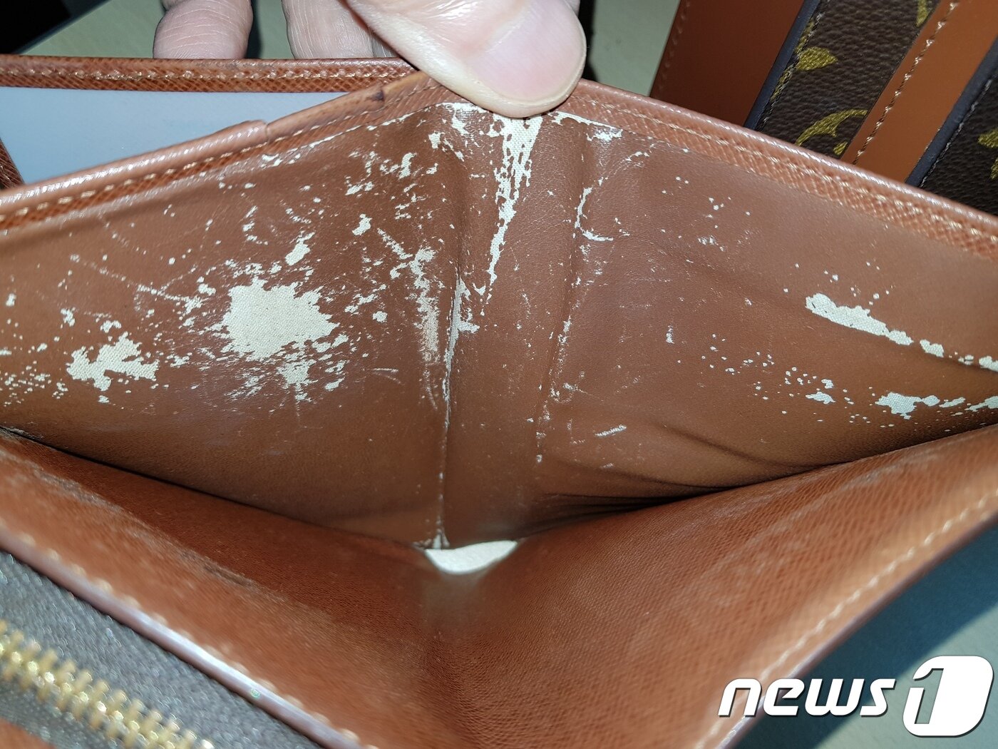 본문 이미지 - 내피가 벗겨진 루이비통 지갑 모습. 루이비통 측이 책정한 수선비용은 24만원이다.ⓒ News1ⓒ News1