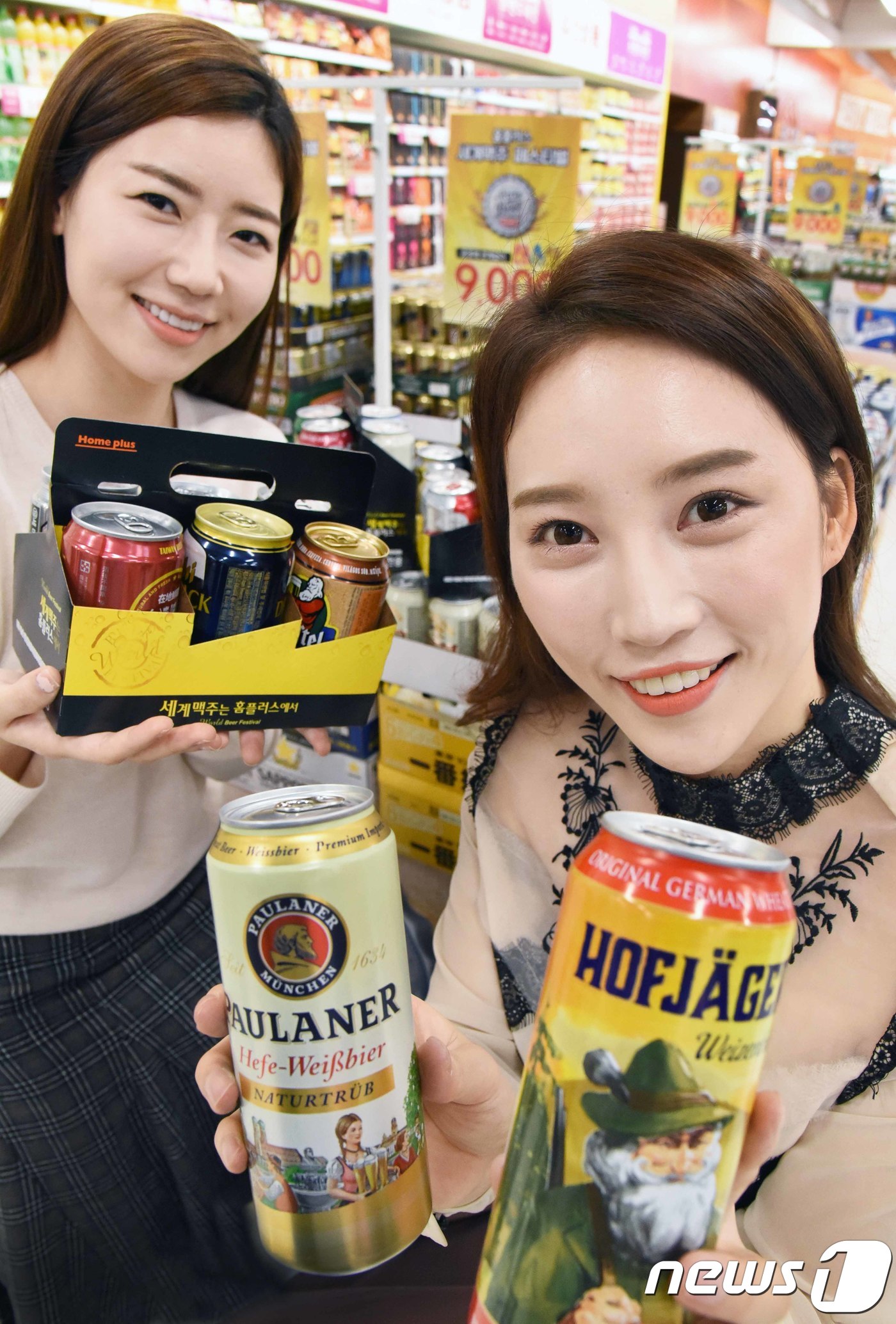 (서울=뉴스1) = 12일 홈플러스 강서점에서 모델들이 세계맥주를 선보이고 있다.홈플러스는 오는 11월 1일까지 전국 142개 점포에서 세계 31개국 200여 종 맥주를 저렴하게 …