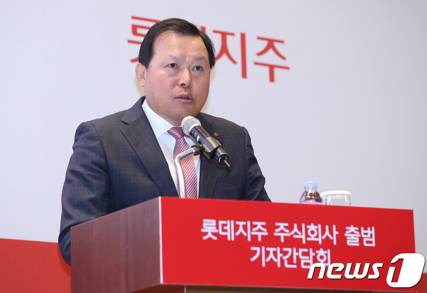 본문 이미지 - 황각규 부회장이 지난 2017년 10월 서울 송파구 롯데월드타워에서 열린 롯데지주 주식회사 출범 기자간담회에서 인사말을 하고 있다. 2017.10.12/뉴스1 ⓒ News1 신웅수 기자