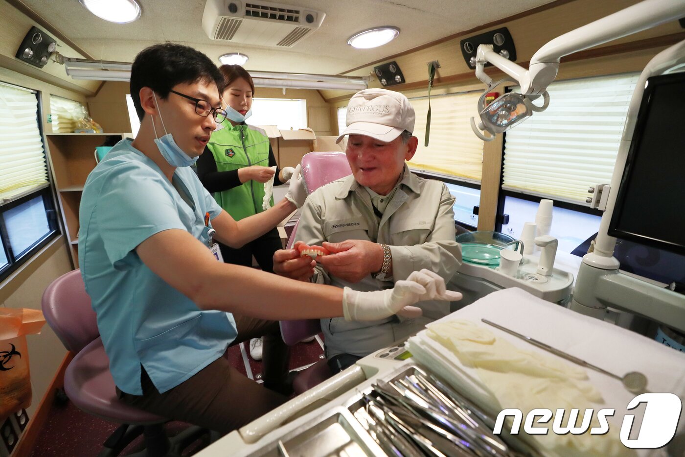 본문 이미지 - 구강검진 차량에서 어르신들이 무료 치과진료를 받고 있다. /뉴스1 ⓒ News1 민경석 기자
