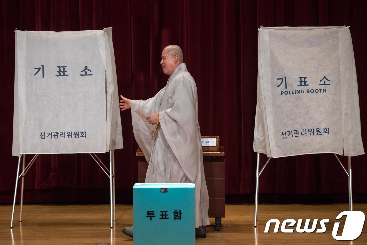 본문 이미지 - 12일 오후 서울 종로구 조계사 한국불교역사문화기념관에 열린 조계종 총무원장 선거에서 대한불교 조계종 총무원장 자승 스님이 투표를 하기 위해 기표소로 향하고 있다. 간선제로 진행되는 이날 선거에는 319명이 참여, 재적 과반(160표)을 얻은 후보가 당선되며 과반 득표자가 없으면 1·2위 후보가 결선투표를 진행해 당선인을 가린다. 당선인은 현 총무원장인 자승 스님이 퇴임하는 오는 30일에 임기 4년의 총무원장직에 취임하게 된다. 2017.10.12/뉴스1 ⓒ News1 성동훈 기자