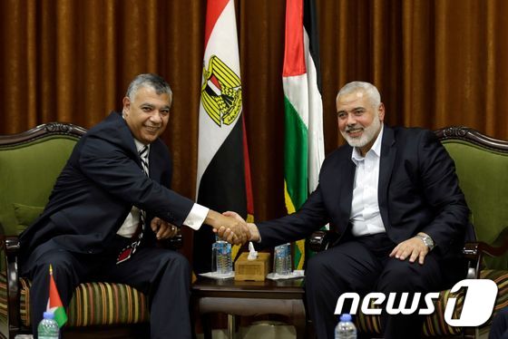 팔레스타인 무장정파 하마스 최고지도자 이스마일 하니야(왼쪽)와 칼리드 파우지 이집트 정보부 장관. © AFP=뉴스1