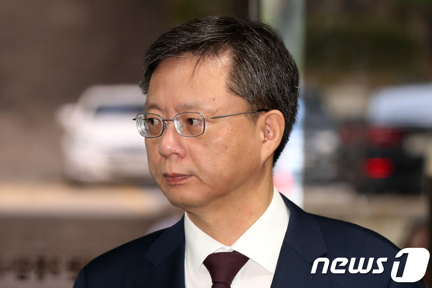 본문 이미지 - 우병우 전 청와대 민정수석이 13일 오전 서울 서초구 서울중앙지방법원에서 열린 '직권남용 권리행사 방해' 등 16회 공판에 출석하고 있다. 2017.10.13/뉴스1 ⓒ News1 민경석 기자