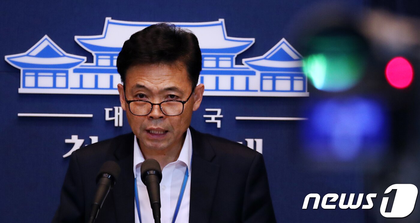 본문 이미지 - 홍장표 청와대 경제수석이 청와대 춘추관에서 최근 우리나라 경제상황에 대해 브리핑하고 있다. 2017.10.13/뉴스1 ⓒ News1 김명섭 기자