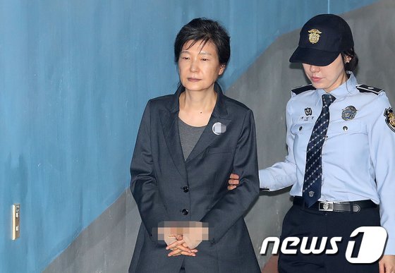 법원, 박근혜 전 대통령 구속기간 연장