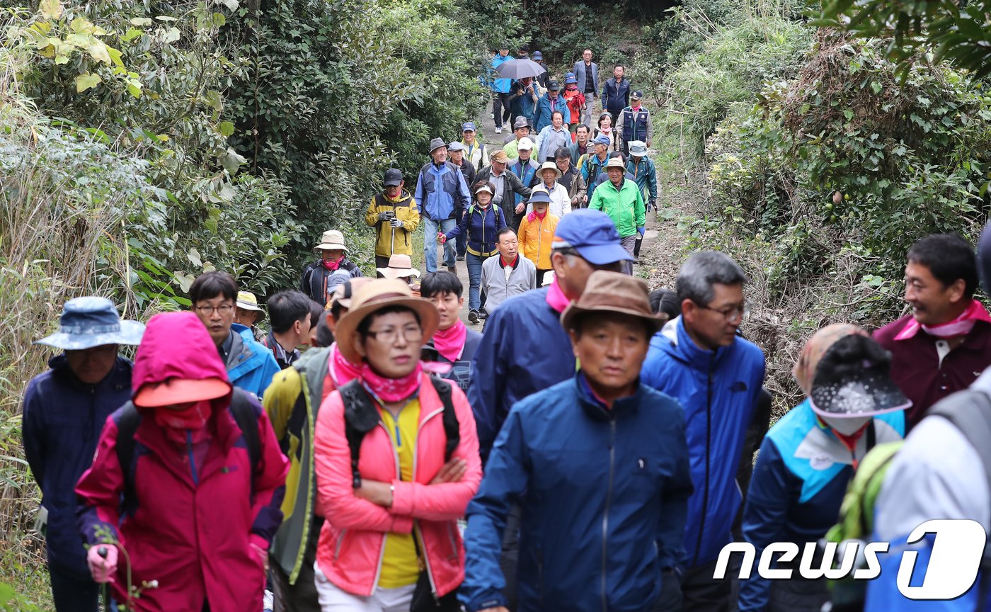 본문 이미지 - 2017년 제주 서귀포시 표선면 가시리사무소에서 열린 ‘가시마을 4·3길 개통식. .2017.10.14/뉴스1 ⓒ News1 DB