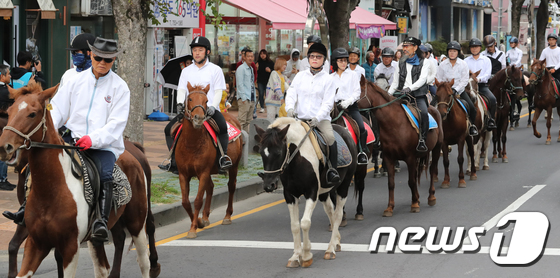 제주 '고마로 마(馬)문화축제'에서 열리는 말 퍼레이드. /뉴스1 © News1 