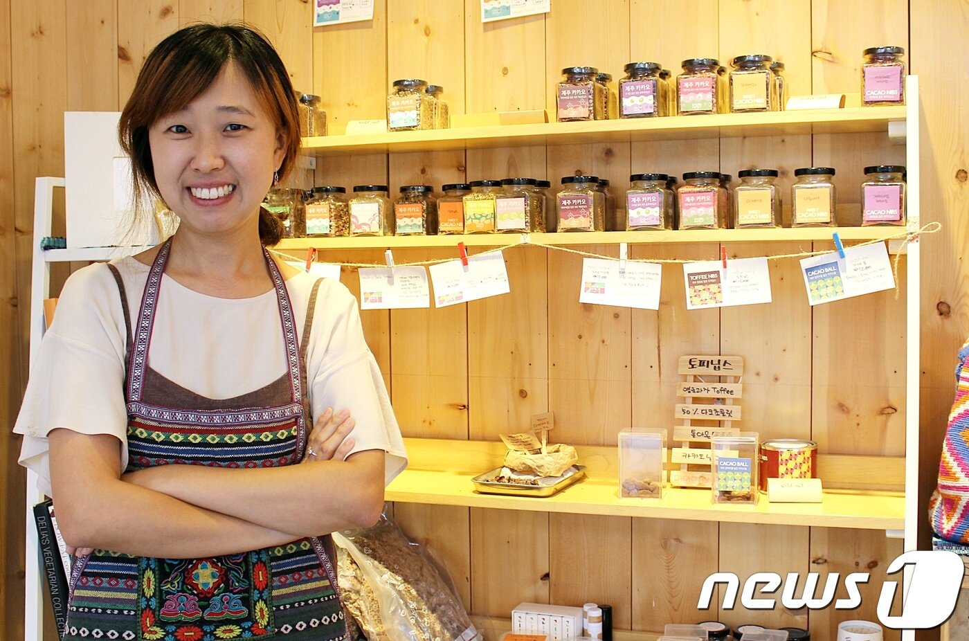 본문 이미지 - 12일 제주시 구좌읍 세화리에 위치한 &#39;카카오패밀리샵&#39;에서 김정아씨&#40;40&#41;가 뉴스1 제주본부와 인터뷰를 하고 있다. 2017.10.14/뉴스1 ⓒ News1 안서연 기자
