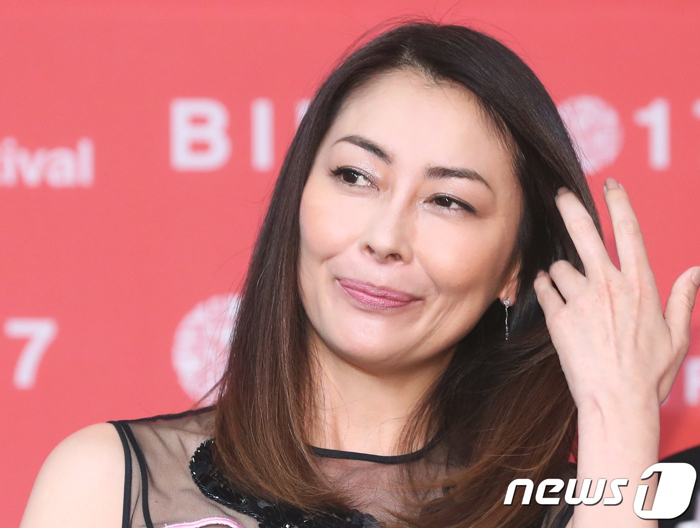 본문 이미지 - 일본 배우 나카야마 미호가 14일 오후 부산광역시 해운대구 우동 영호의 전당 두레라움홀에서 열린 '제22회 부산국제영화제' 영화 '나비잠'(감독 정재은) 기자간담회에 참석해 매력을 발산하고 있다. 2017.10.14./뉴스1 ⓒ News1 권현진 기자