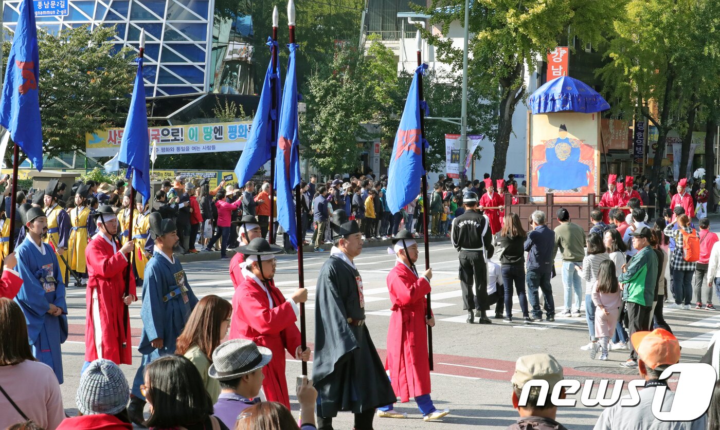 본문 이미지 - 2017 태조어진 봉안의례가 열린 14일 오후 전북 전주시 팔달로에서 태조 어진과 행렬이 봉안 장소인 경기전으로 이동하고 있다. 태조어진 봉안의례는 조선시대에 경기전에 있는 태조 이성계의 어진을 서울로 모셔갔다가 다시 경기전에 모셔오는 과정을 고증을 통해 재현한 행사이다.2017.10.14/뉴스1 ⓒ News1 문요한 기자