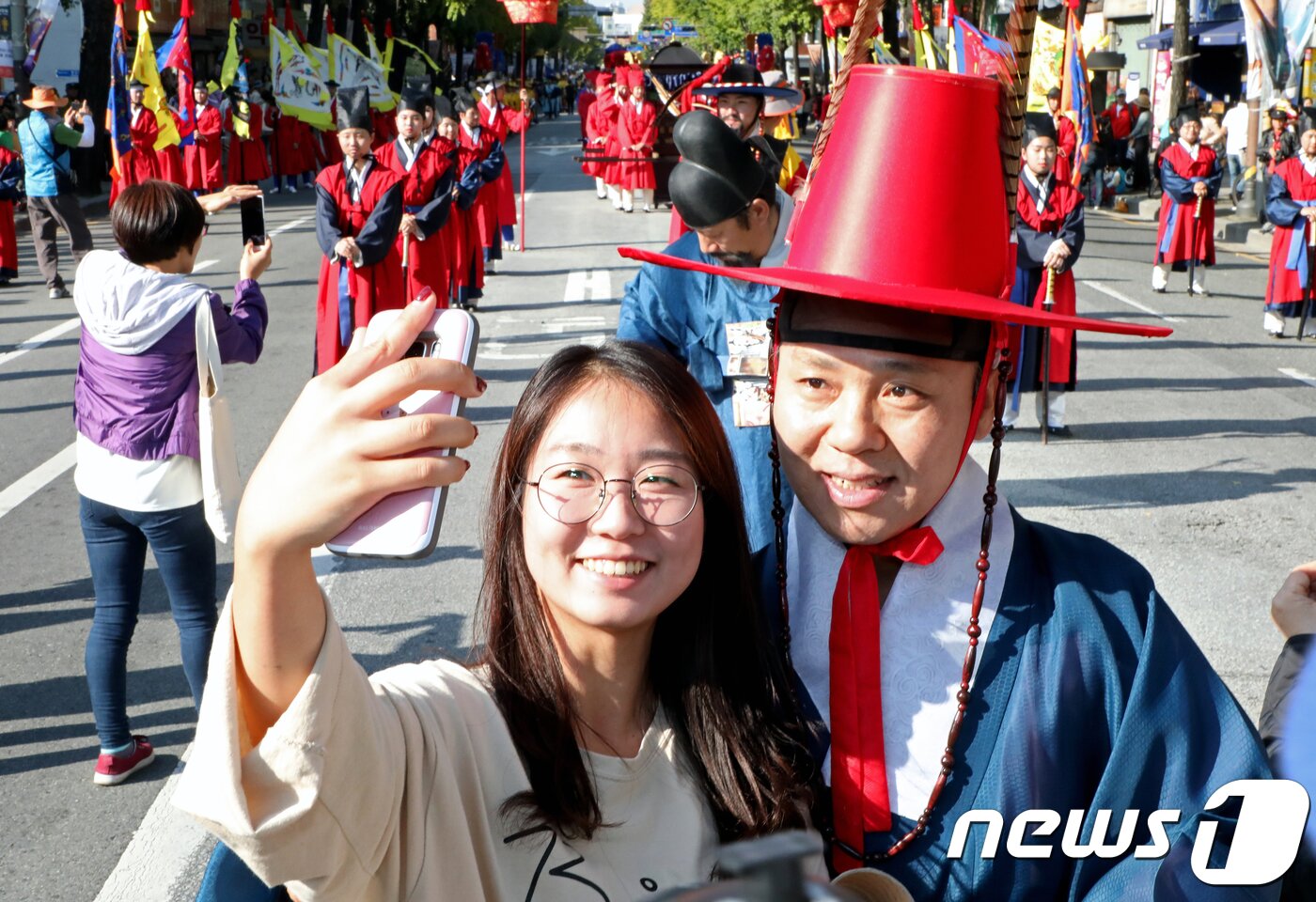 본문 이미지 - 2017 태조어진 봉안의례가 열린 14일 오후 전북 전주시 팔달로에서 전라감사 역할을 맡은 김승수 전주시장이 관광객들과 사진을 찍고 있다. 태조어진 봉안의례는 조선시대에 경기전에 있는 태조 이성계의 어진을 서울로 모셔갔다가 다시 경기전에 모셔오는 과정을 고증을 통해 재현한 행사이다.2017.10.14/뉴스1 ⓒ News1 문요한 기자