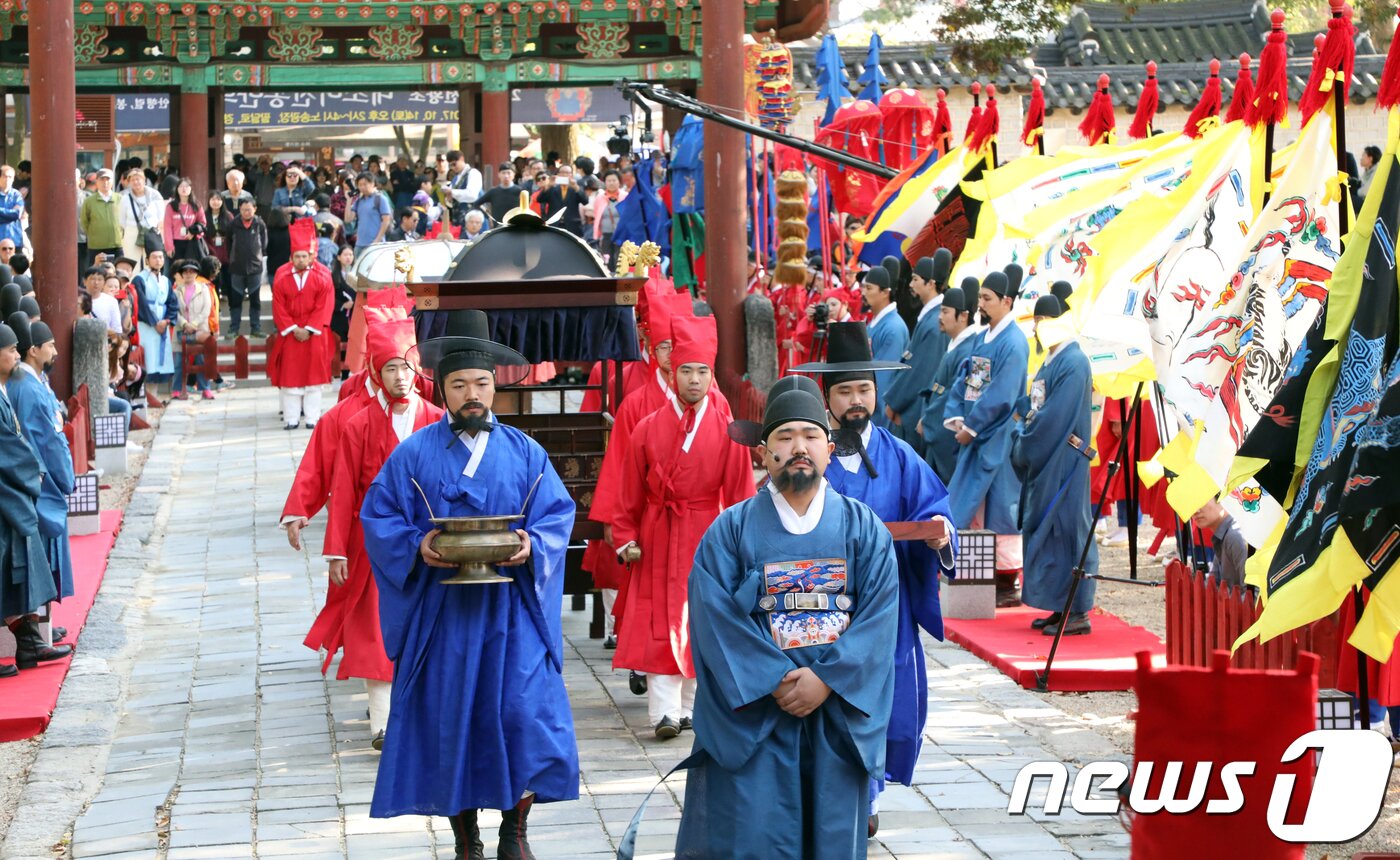 본문 이미지 - 2017 태조어진 봉안의례가 열린 14일 오후 전북 전주시 경기전에서 어진을 모신 어진궤가 정전 봉안을 위해 이동하고 있다. 태조어진 봉안의례는 1688년(숙종 14년)에 서울 영희전의 태조어진을 새로 모사하기 위해 경기전의 태조어진을 서울로 모셔갔다가 다시 전주 경기전으로 모셔오는 과정을 고증을 통해 재현한 행사이다2017.10.14/뉴스1 ⓒ News1 문요한 기자