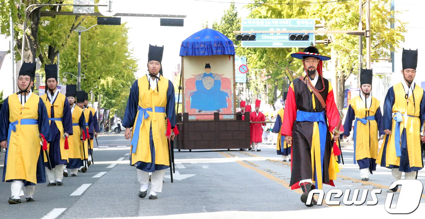본문 이미지 - 2017 태조어진 봉안의례가 열린 14일 오후 전북 전주시 팔달로에서 태조 어진과 행렬이 봉안 장소인 경기전으로 이동하고 있다. 태조어진 봉안의례는 1688년(숙종 14년)에 서울 영희전의 태조어진을 새로 모사하기 위해 경기전의 태조어진을 서울로 모셔갔다가 다시 전주 경기전으로 모셔오는 과정을 고증을 통해 재현한 행사이다2017.10.14/뉴스1 ⓒ News1 문요한 기자