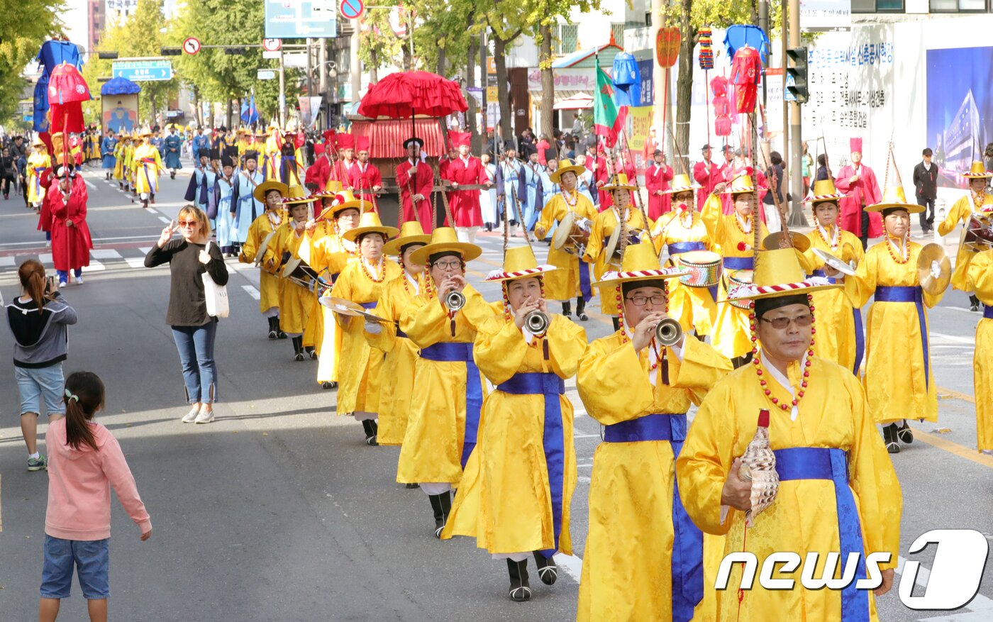 본문 이미지 - 2017 태조어진 봉안의례가 열린 14일 오후 전북 전주시 팔달로에서 태조 어진과 행렬이 봉안 장소인 경기전으로 이동하고 있다. 태조어진 봉안의례는 1688년(숙종 14년)에 서울 영희전의 태조어진을 새로 모사하기 위해 경기전의 태조어진을 서울로 모셔갔다가 다시 전주 경기전으로 모셔오는 과정을 고증을 통해 재현한 행사이다2017.10.14/뉴스1 ⓒ News1 문요한 기자