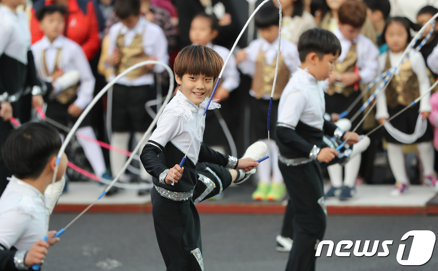 (서울=뉴스1) 허경 기자 = 14일 서울 동대문구 장한로 일대에서 열린 2017 위댄스 세계거리춤축제에서 참가 어린이들이 줄넘기춤을 선보이고 있다. 2017.10.14/뉴스1