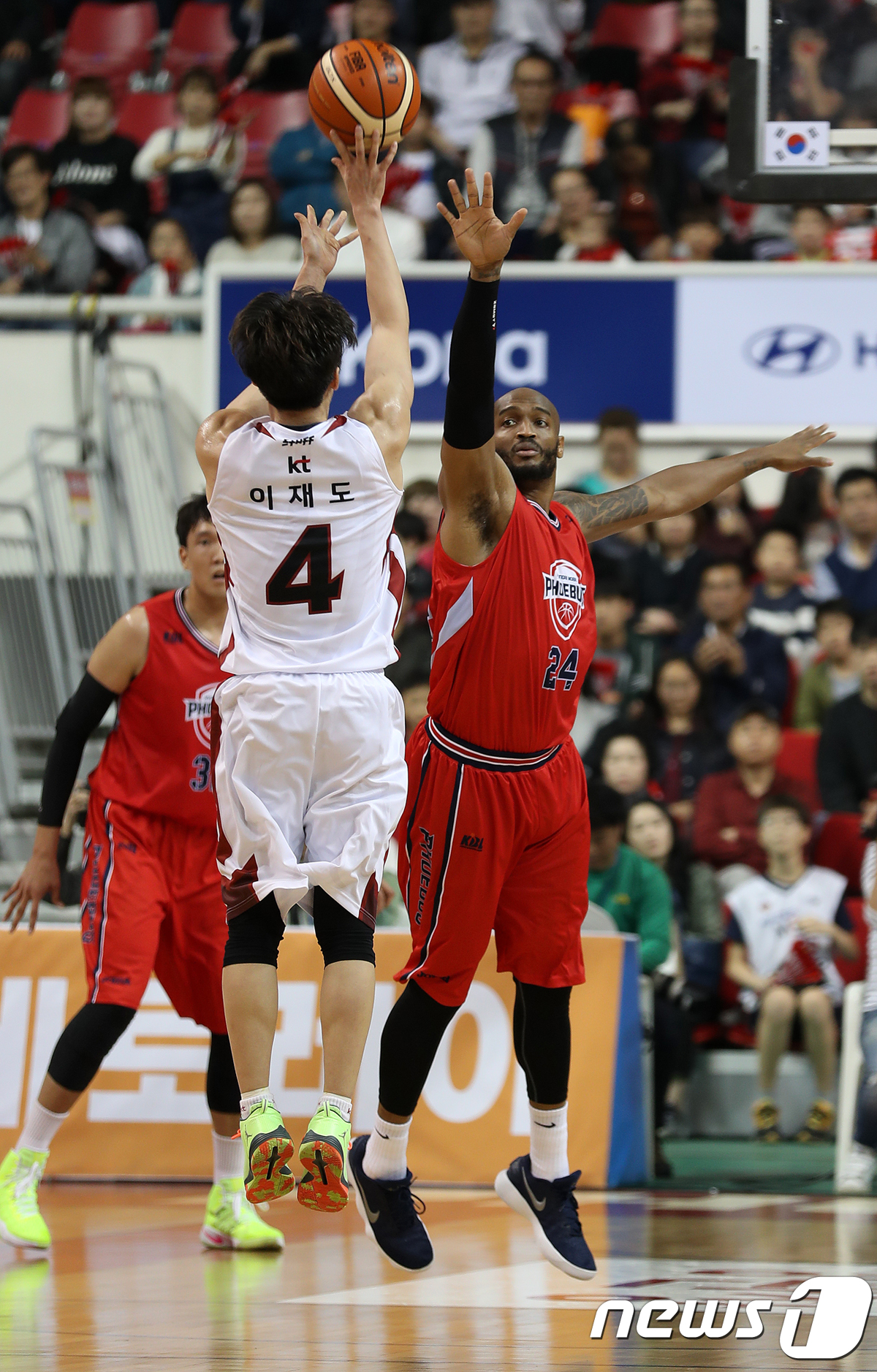 (울산=뉴스1) 이윤기 기자 = 14일 울산 동천체육관에서 열린 2017-2018 정관장 프로농구 개막전 울산 현대모비스와 부산 KT의 경기에서 모비스 테리가 블로킹을 시도하고 있 …