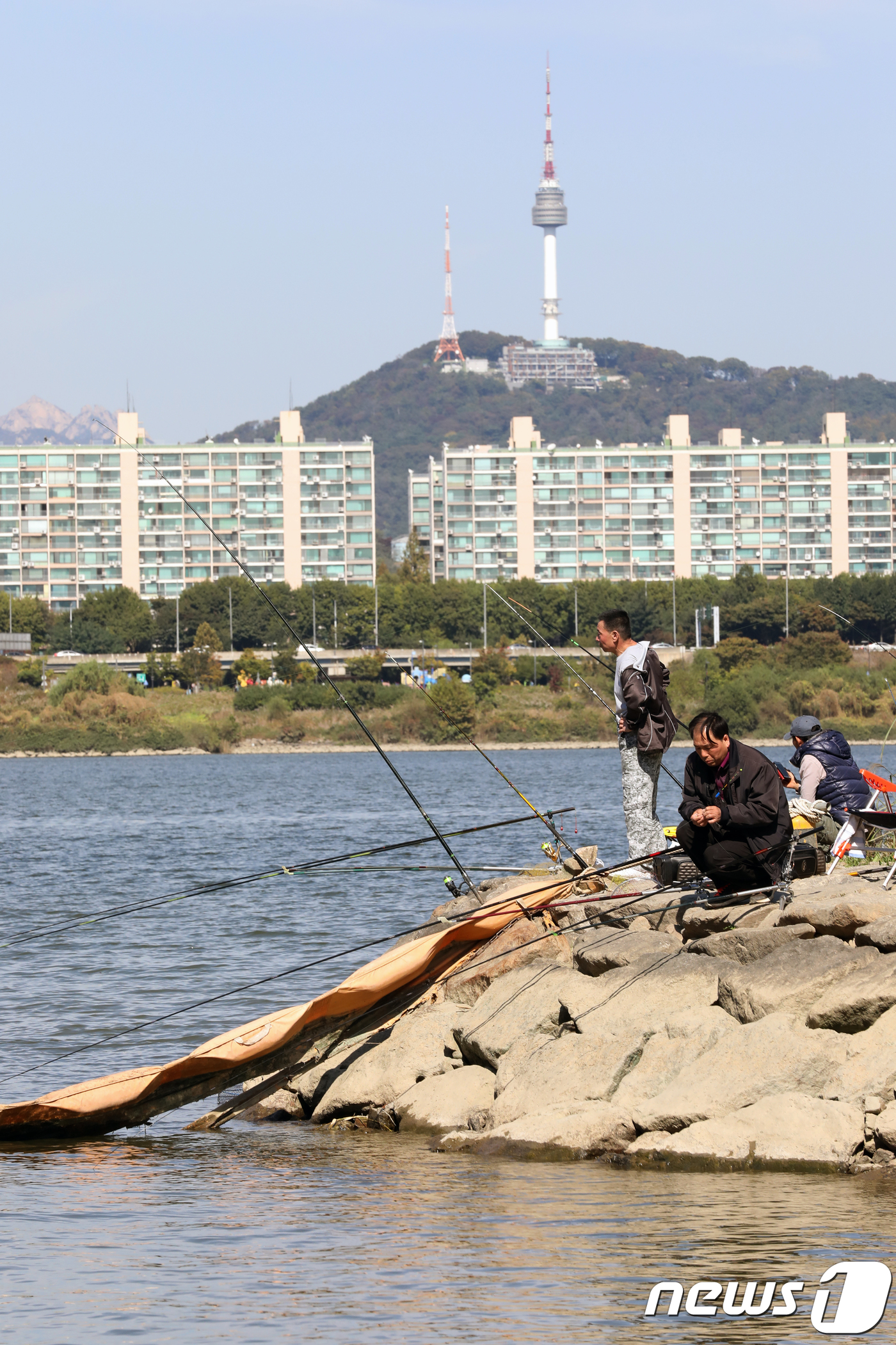 (서울=뉴스1) 송원영 기자 = 휴일인 15일 서울 서초구 반포한강공원에서 시민들이 낚시를 하며 가을을 만끽하고 있다. 2017.10.15/뉴스1