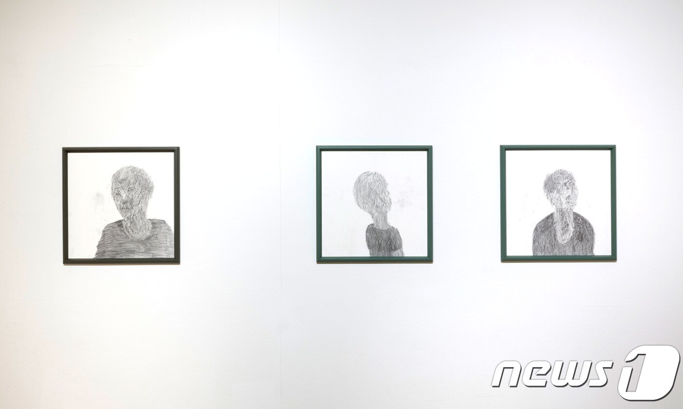 본문 이미지 - 이해민선_가로수, 2017, 가로수 프로타주, 종이에 연필, 각 40x40cm (금호미술관 제공) ⓒ News1