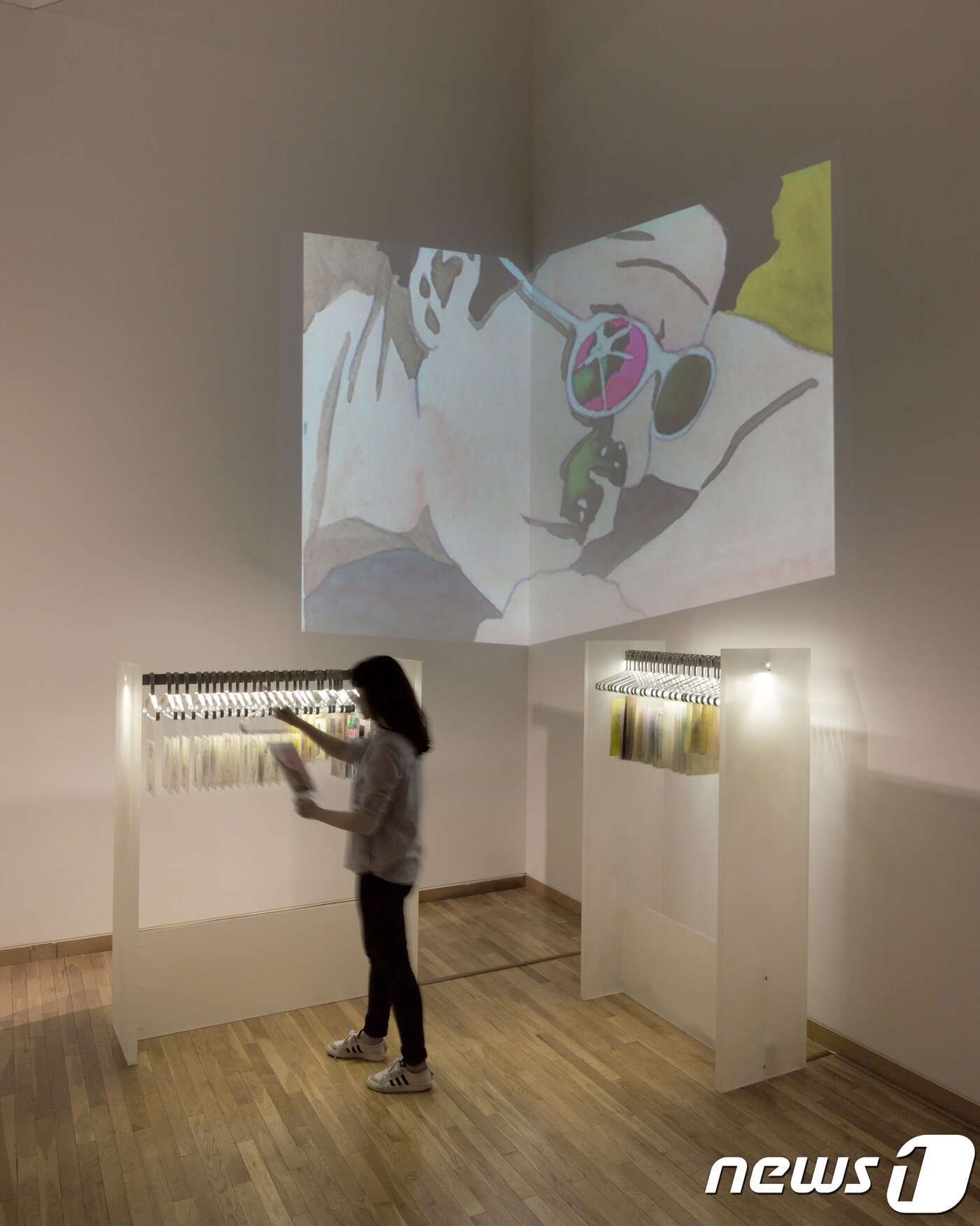 본문 이미지 - 노상호_Daily Fiction, 2013-2017, 먹지드로잉 위에 수채, 행거, 21x29cm_경마장, 2017, 단채널 영상, 10초, 반복재생 (금호미술관 제공) ⓒ News1