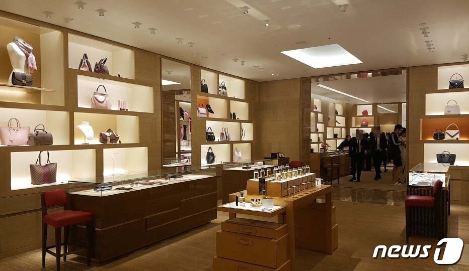 본문 이미지 - 신세계백화점 8층 루이비통  면세매장 내부 모습. 신세계디에프는 지난달 21일 루이비통·크리스찬디올 패션 매장을 동시 오픈했다.ⓒ News1 김민석 기자