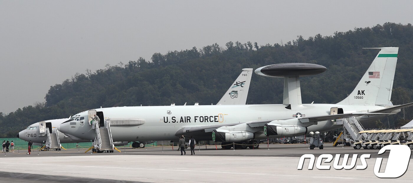 본문 이미지 - 16일 오전 경기도 성남시 서울공항에서 열린 '서울 국제 항공우주 및 방위산업 전시회 2017(서울 ADEX 2017)' 미디어데이에서 E-3 센트리 공중조기경보통제기가 전시되어 있다.  2017.10.16 ⓒ 뉴스1 오장환 기자