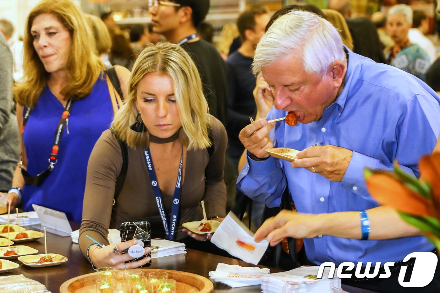 본문 이미지 - 뉴욕와인페스티벌에 참가한 외국인들이 고추장 양념을 입힌 닭고기 미트볼을 맛보고 있다. (기사 내용과 무관) (한식재단 제공)/뉴스1