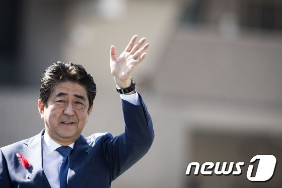 아베 신조 일본 총리는 중의원 선거를 앞두고 11일 혼슈 시즈오카현에서 유세했다. 16일 공개된 마이니치 신문 여론조사에서 집권 자민당은 중의원 과반 의석을 확보할 것을 예측됐다. © AFP=뉴스1