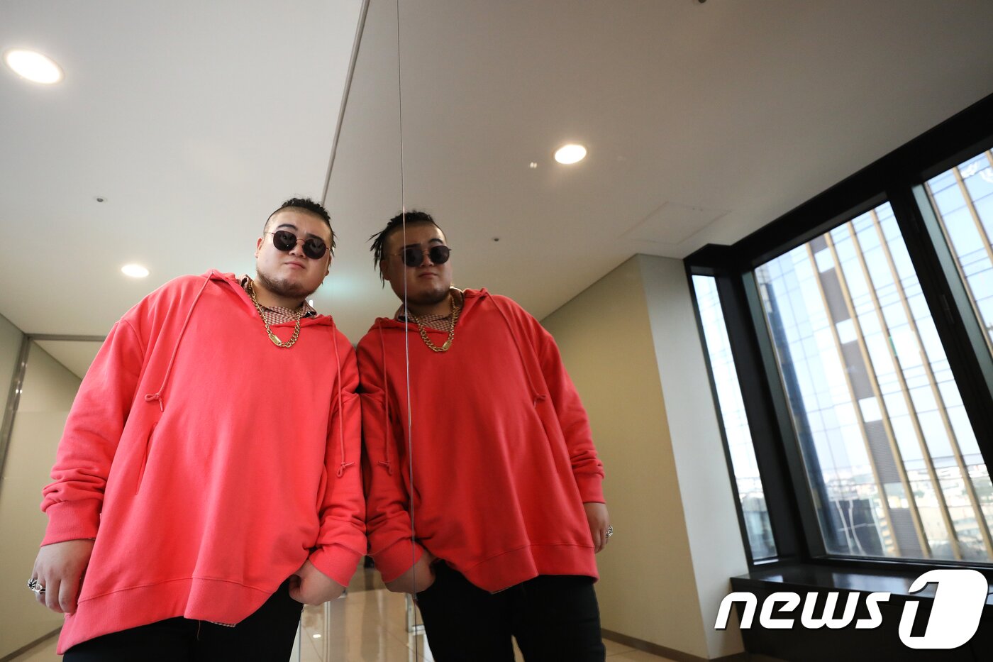 본문 이미지 - 래퍼 킬라그램이 뉴스1 본사를 찾아 인터뷰에 앞서 포즈를 취하고 있다. 2017.10.17/뉴스1 ⓒ News1 임세영 기자
