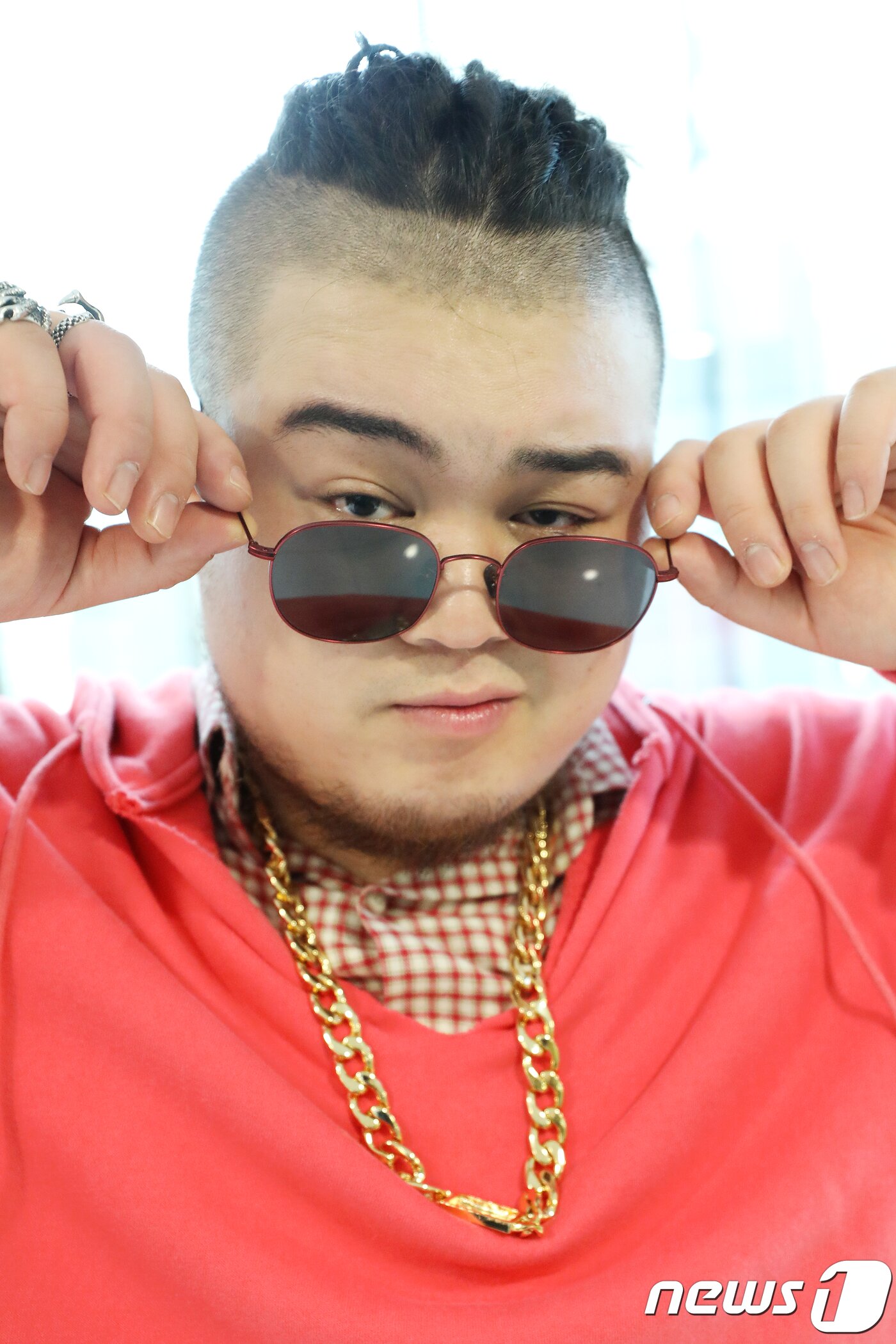 본문 이미지 - 래퍼 킬라그램이 뉴스1 본사를 찾아 인터뷰에 앞서 포즈를 취하고 있다. 2017.10.17/뉴스1 ⓒ News1 임세영 기자